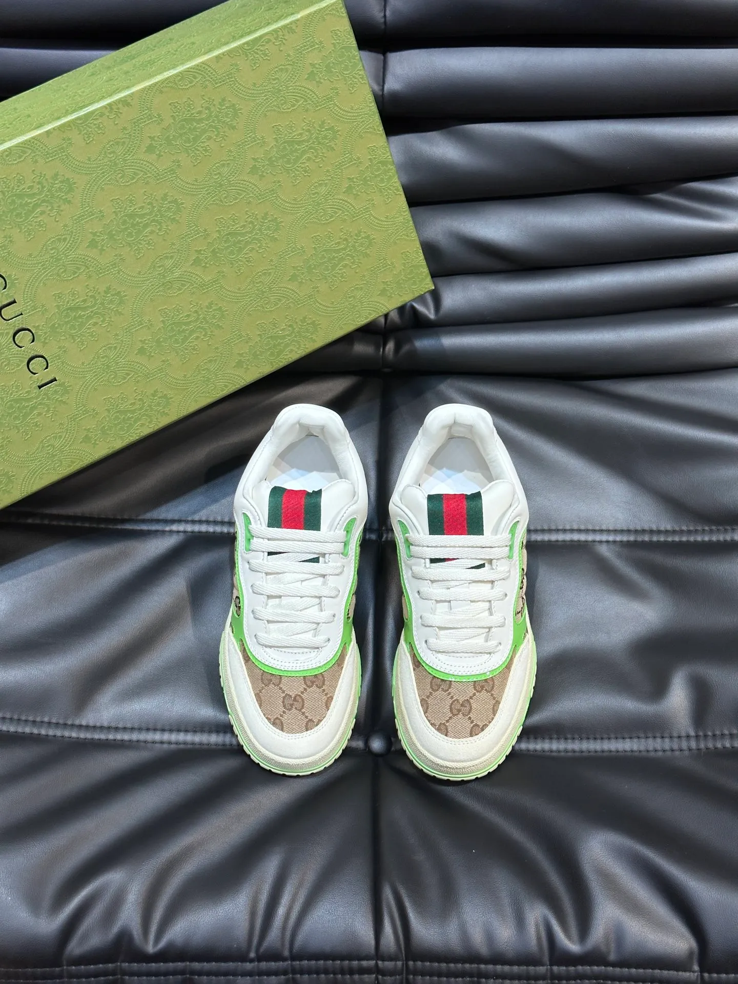 p480 Men's Men's Shoes Gucc*Gucci Re-Web series👫Couple's webbed leather sneakers, as the first sneakers created by Sabato De Sarno for Gucci, the Re-Web series reinterprets the brand's classic stripes, and sets off the modern silhouette design with bold and unique details. This shoe is crafted from iconic classic GG canvas and white leather. This new sneaker is ingeniously decorated with many of the brand's classic details, and is equipped with a bright red and green webbing tongue, which will make people fall in love at first sight. Yuan Size: Female 35-40 Male 39-44 (can be customized to 45, 46